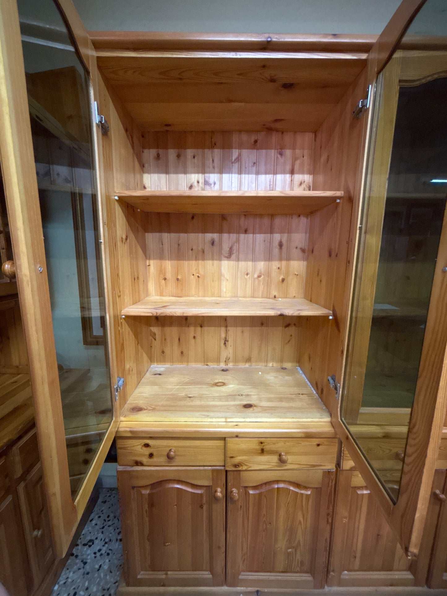 Cristalliera in legno massello con ante in vetro – 187x49x214 cm Mercatino Usato Crotone