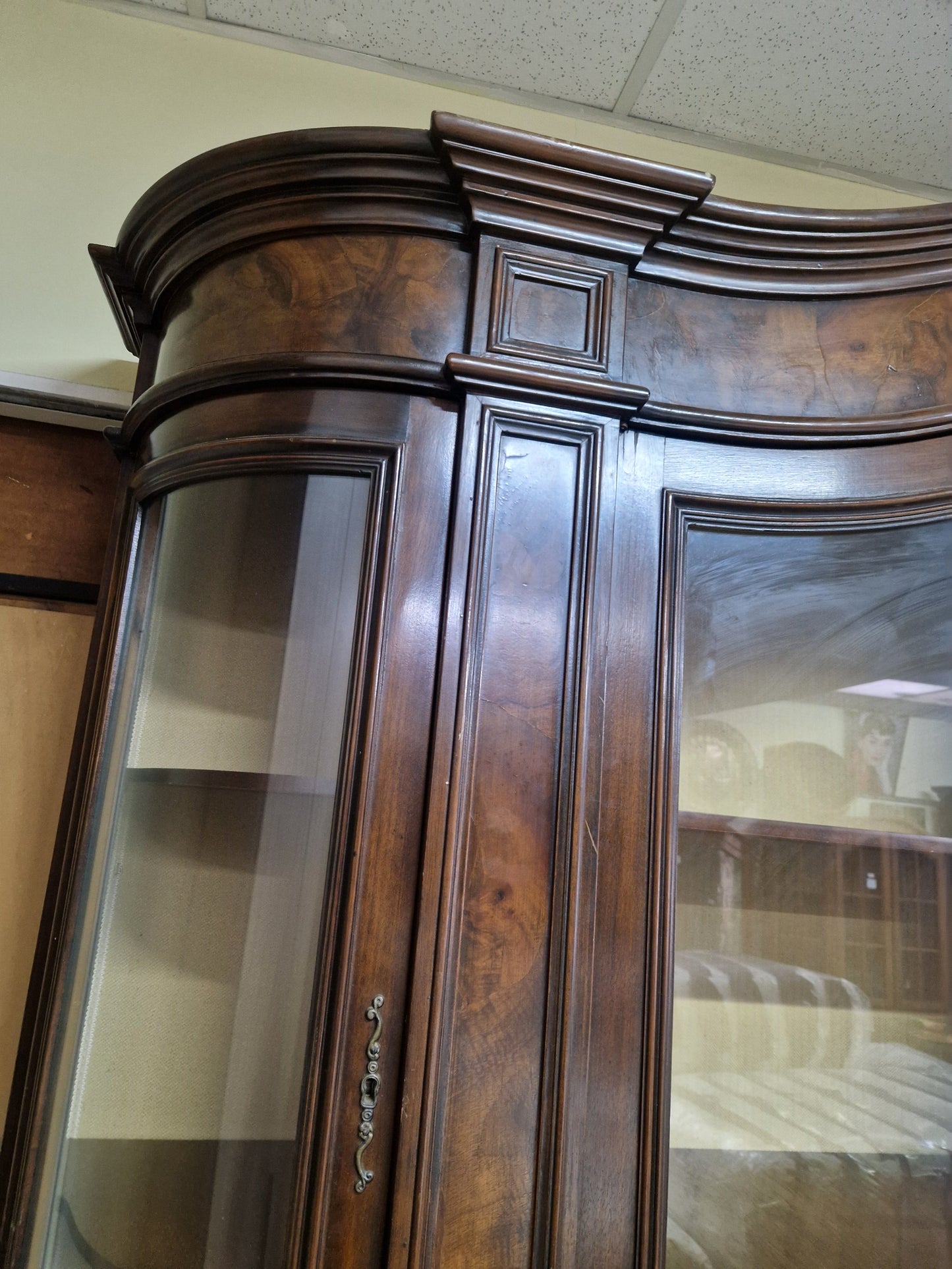 Vetrina credenza grande classica 236x242x50 cm noce massello vetri curvi Mercatino Usato Crotone