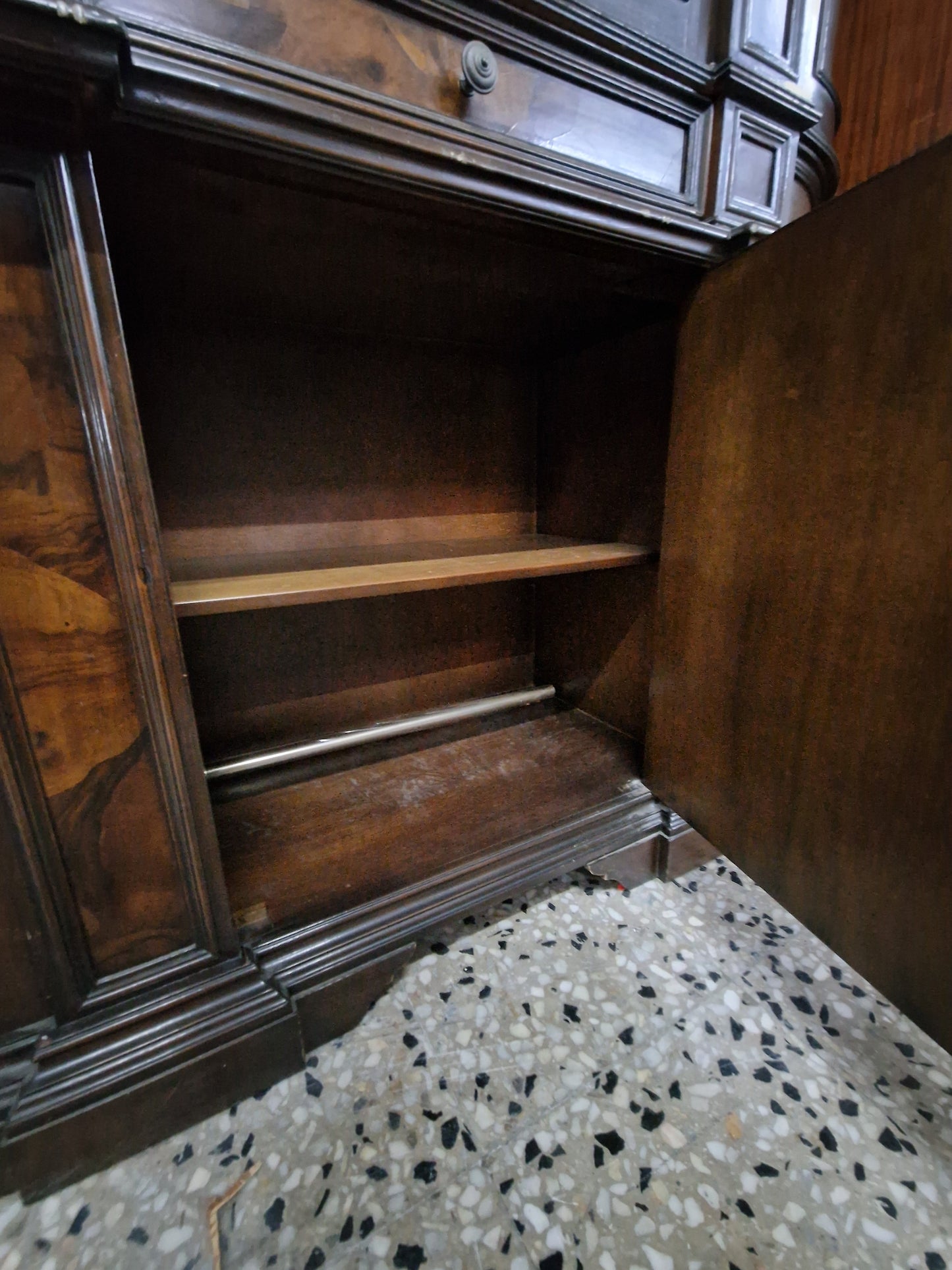 Vetrina credenza grande classica 236x242x50 cm noce massello vetri curvi Mercatino Usato Crotone