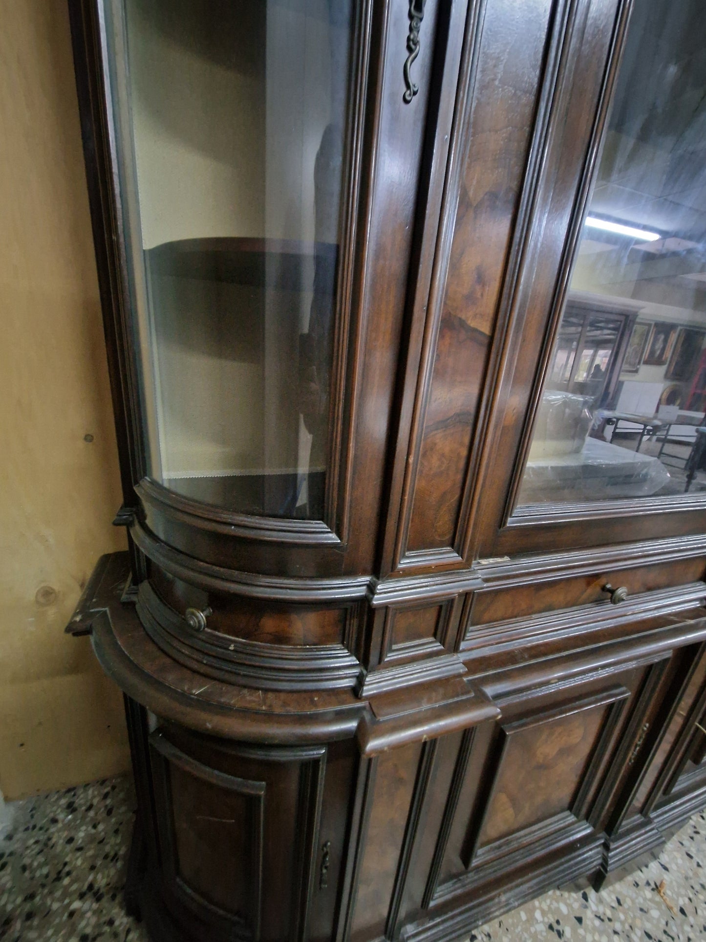 Vetrina credenza grande classica 236x242x50 cm noce massello vetri curvi Mercatino Usato Crotone