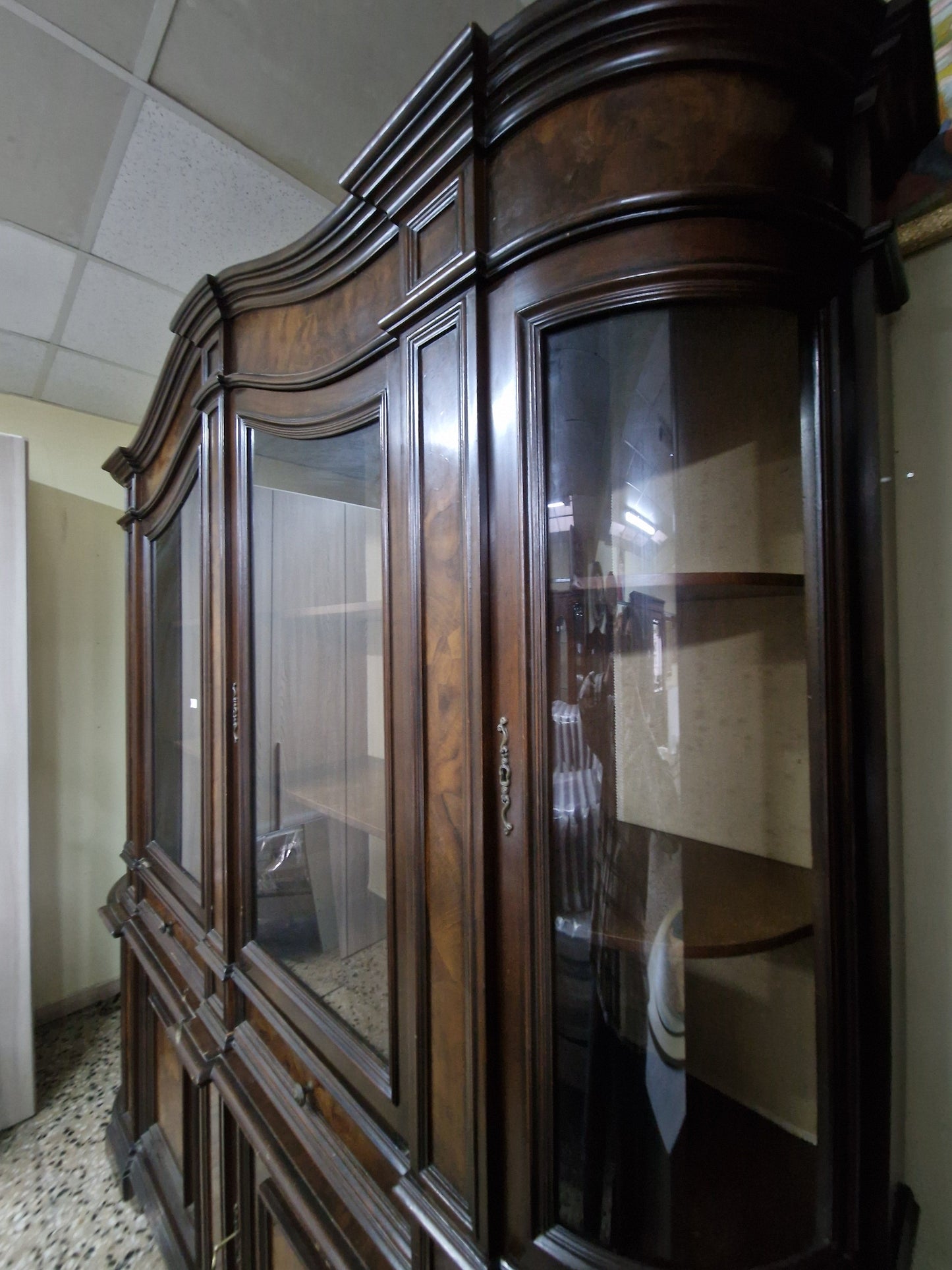 Vetrina credenza grande classica 236x242x50 cm noce massello vetri curvi Mercatino Usato Crotone