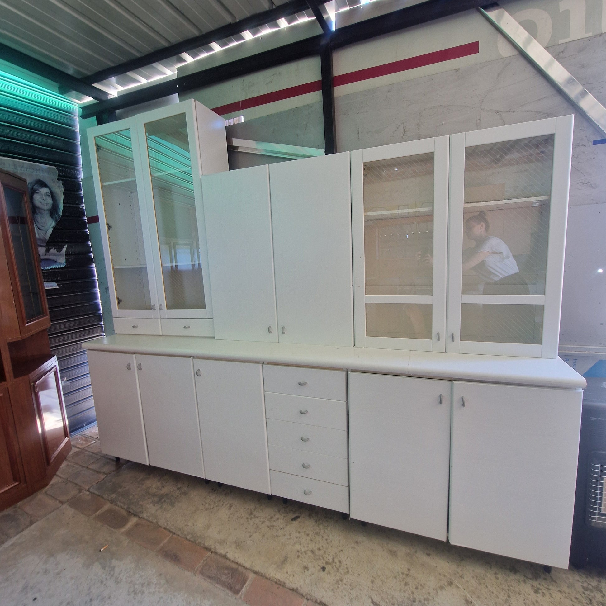 Cucina componibile bianca 270x60 cm con vetrine e cassetti – 200€ Mercatino Usato Crotone