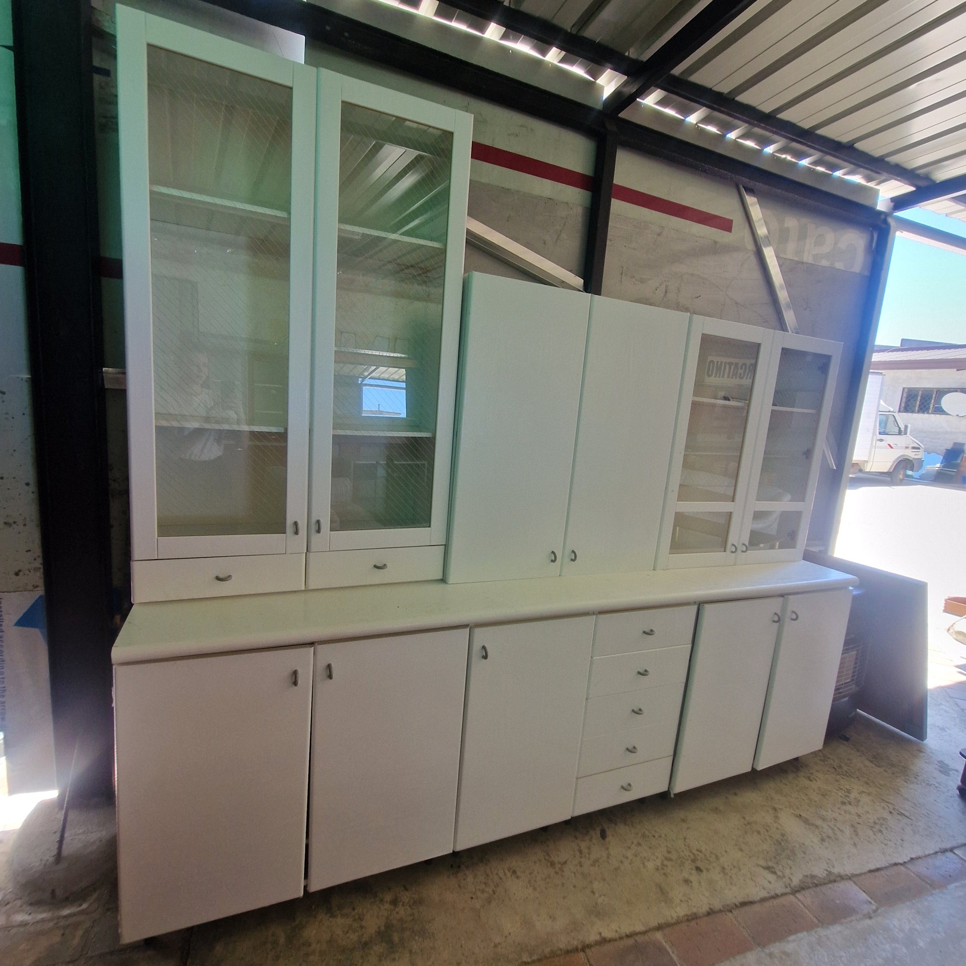 Cucina componibile bianca 270x60 cm con vetrine e cassetti – 200€ Mercatino Usato Crotone