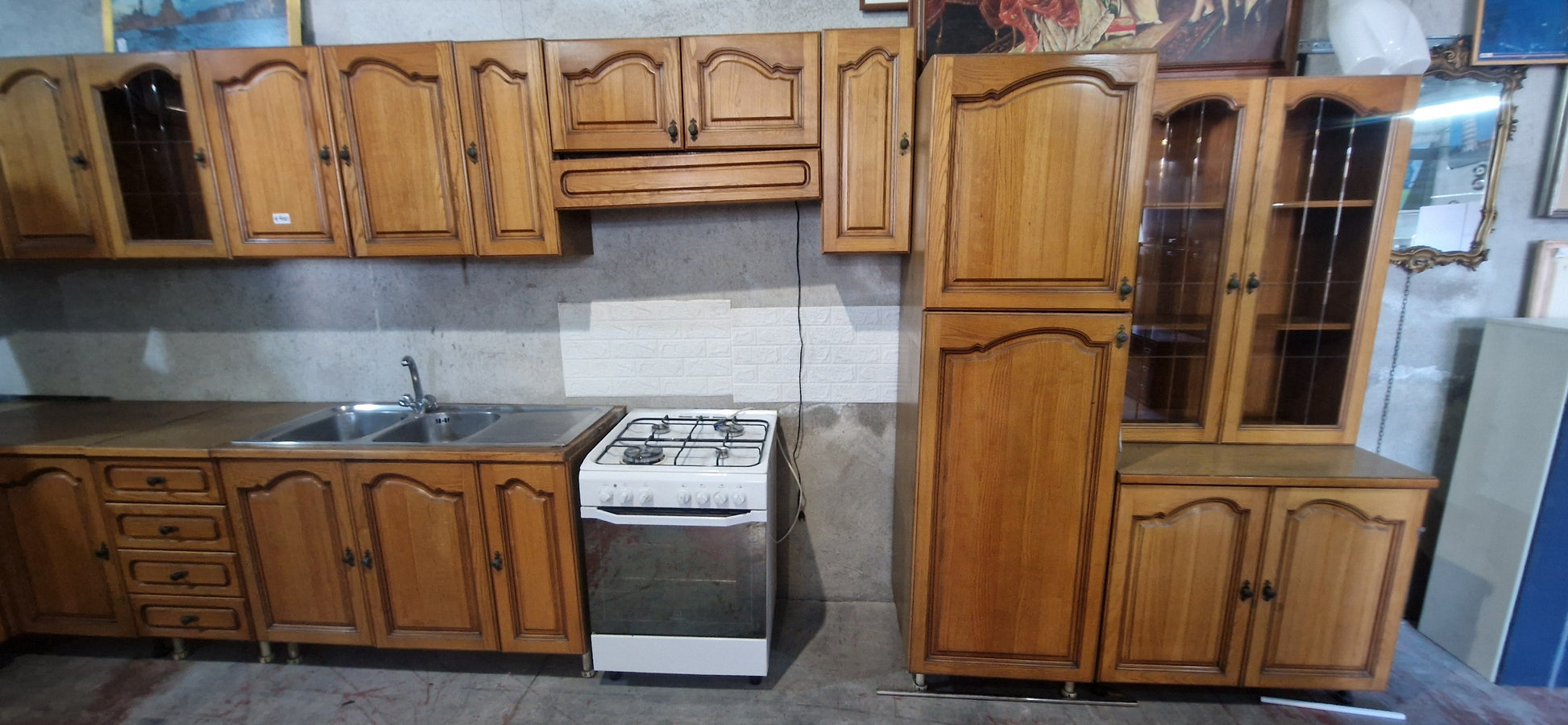 Cucina completa 550 cm in legno massello con forno e pensili vetrina Mercatino Usato Crotone