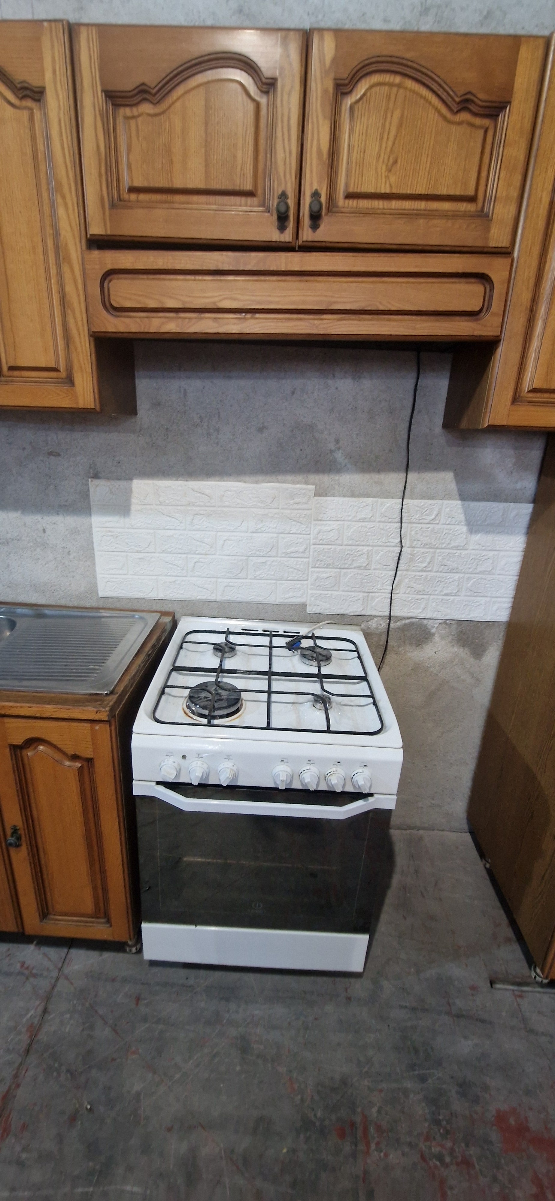 Cucina completa 550 cm in legno massello con forno e pensili vetrina Mercatino Usato Crotone