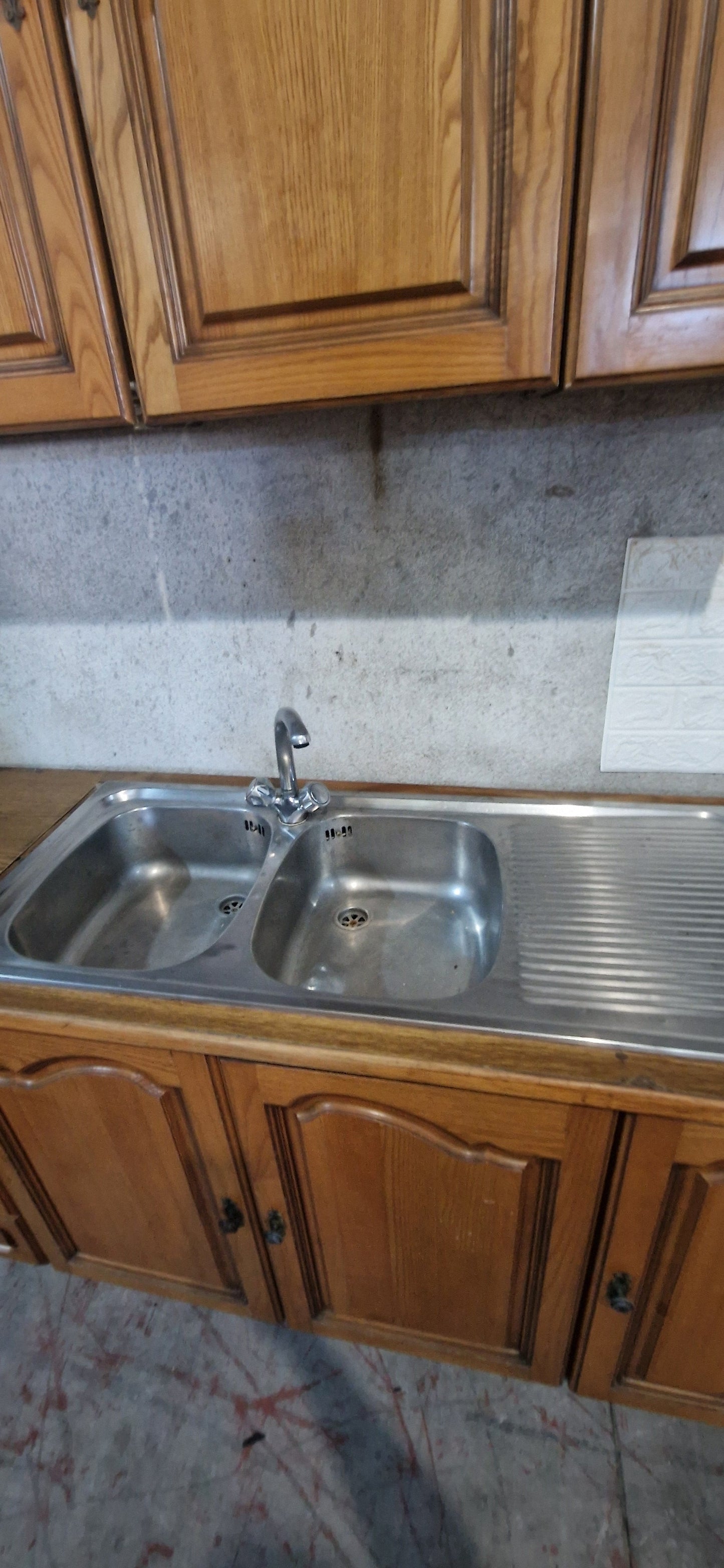 Cucina completa 550 cm in legno massello con forno e pensili vetrina Mercatino Usato Crotone