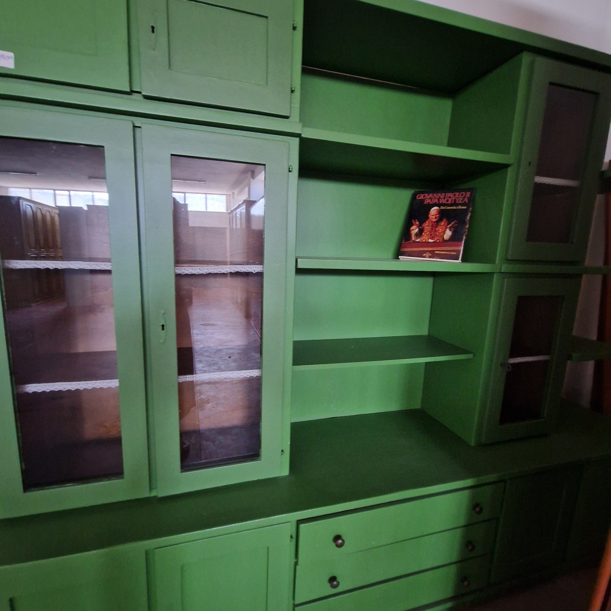 Vetrina verde in legno con ante vetro e ripiani – L280xP52xH216 Mercatino Usato Crotone