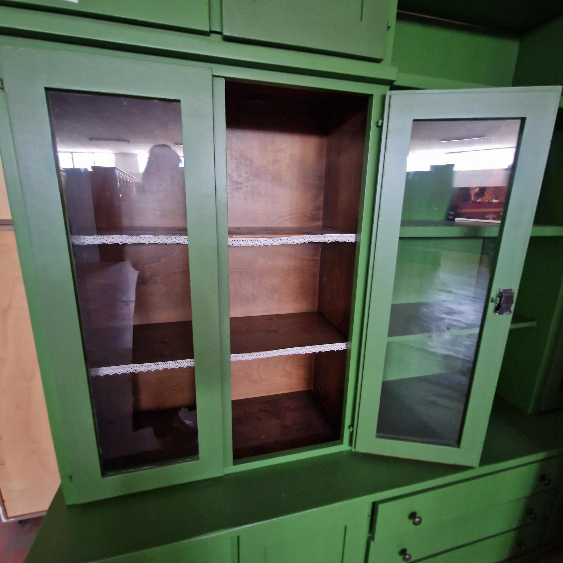 Vetrina verde in legno con ante vetro e ripiani – L280xP52xH216 Mercatino Usato Crotone