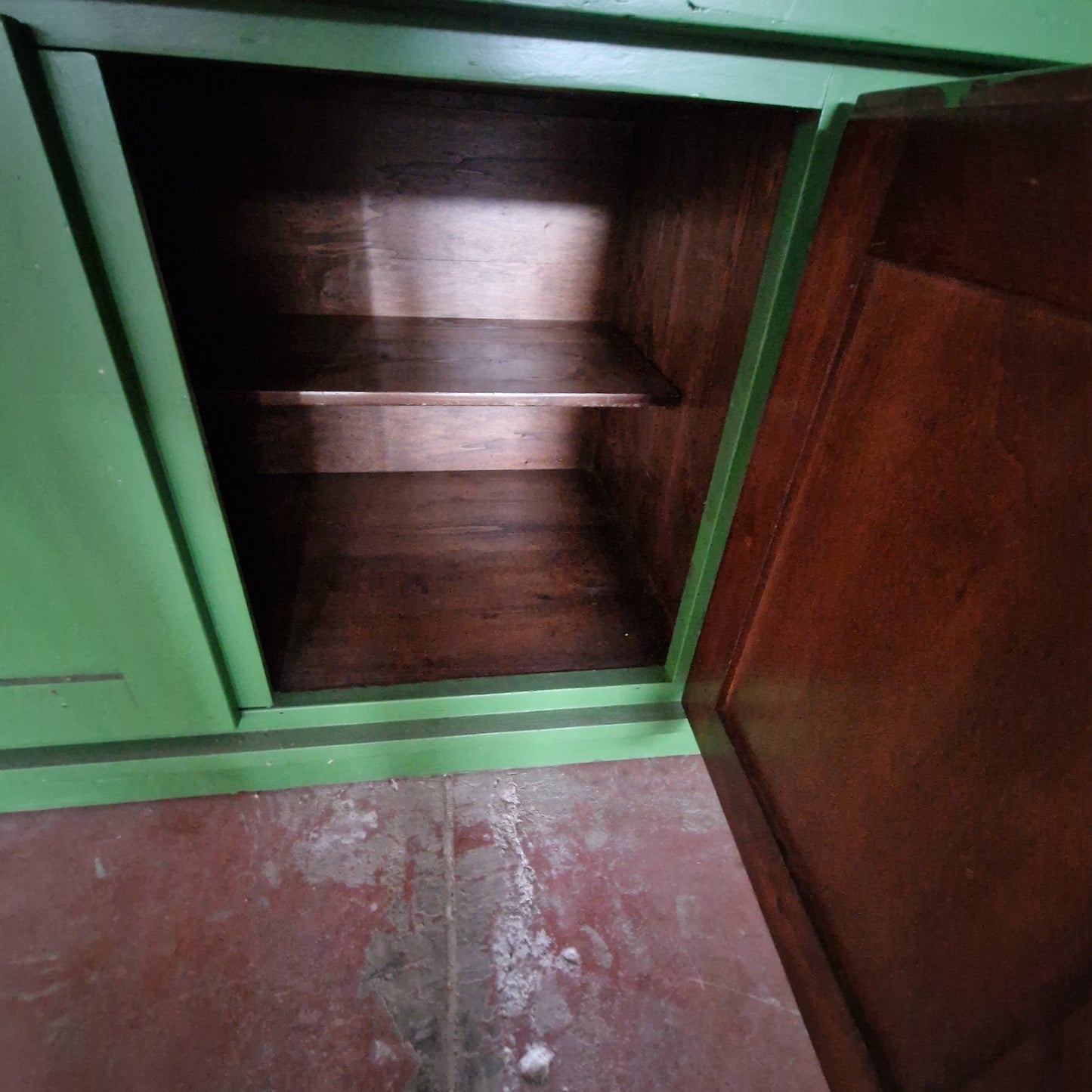 Vetrina verde in legno con ante vetro e ripiani – L280xP52xH216 Mercatino Usato Crotone