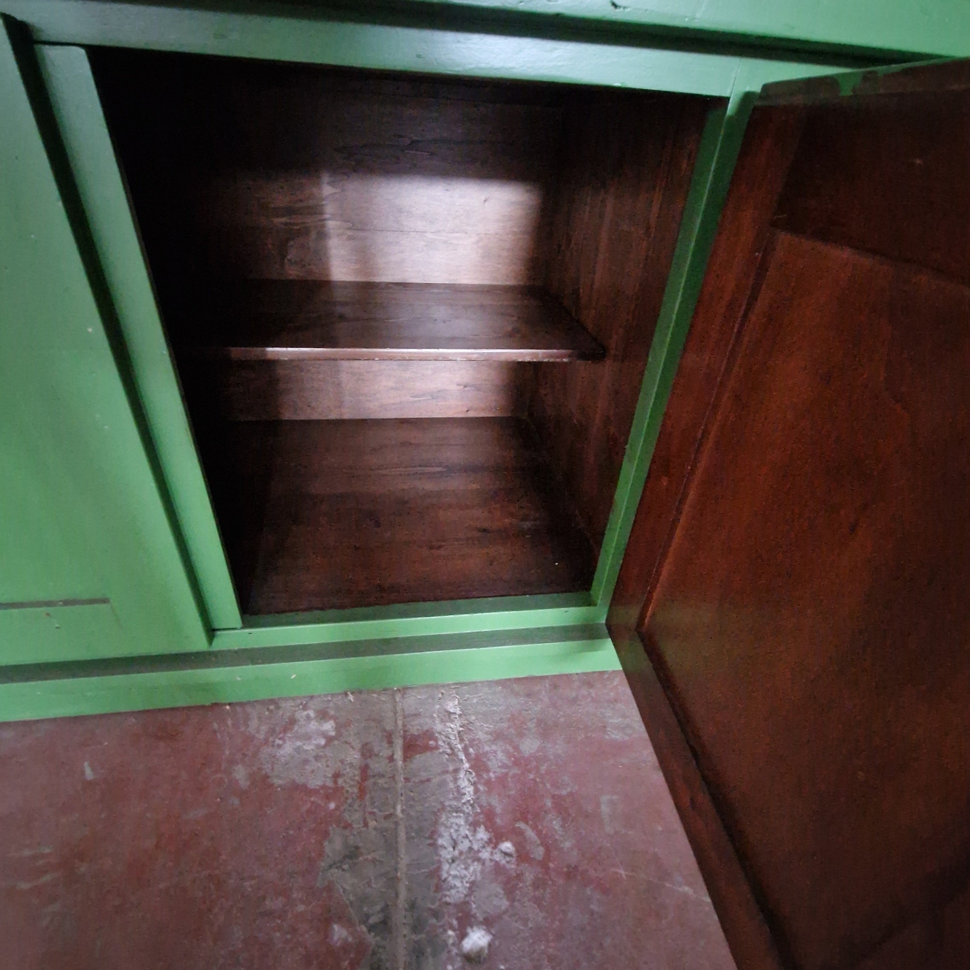 Vetrina verde in legno con ante vetro e ripiani – L280xP52xH216 Mercatino Usato Crotone