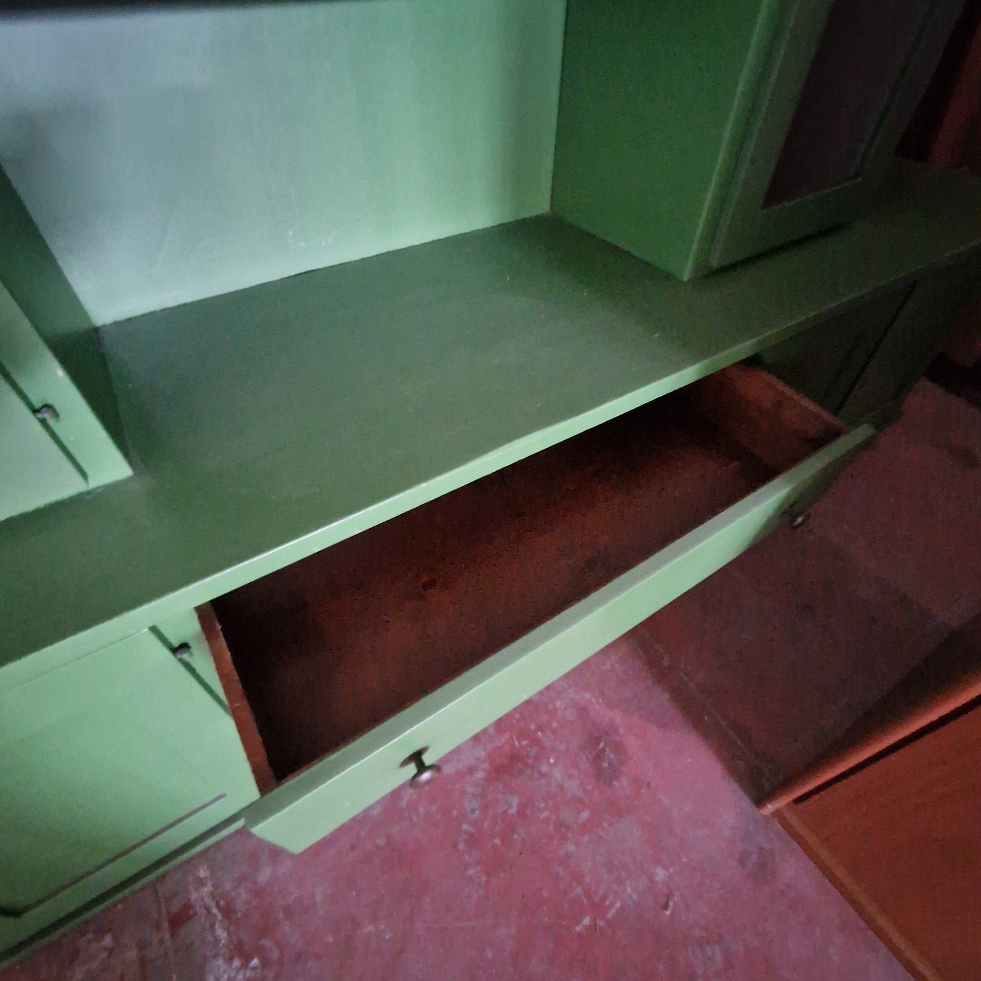 Vetrina verde in legno con ante vetro e ripiani – L280xP52xH216 Mercatino Usato Crotone
