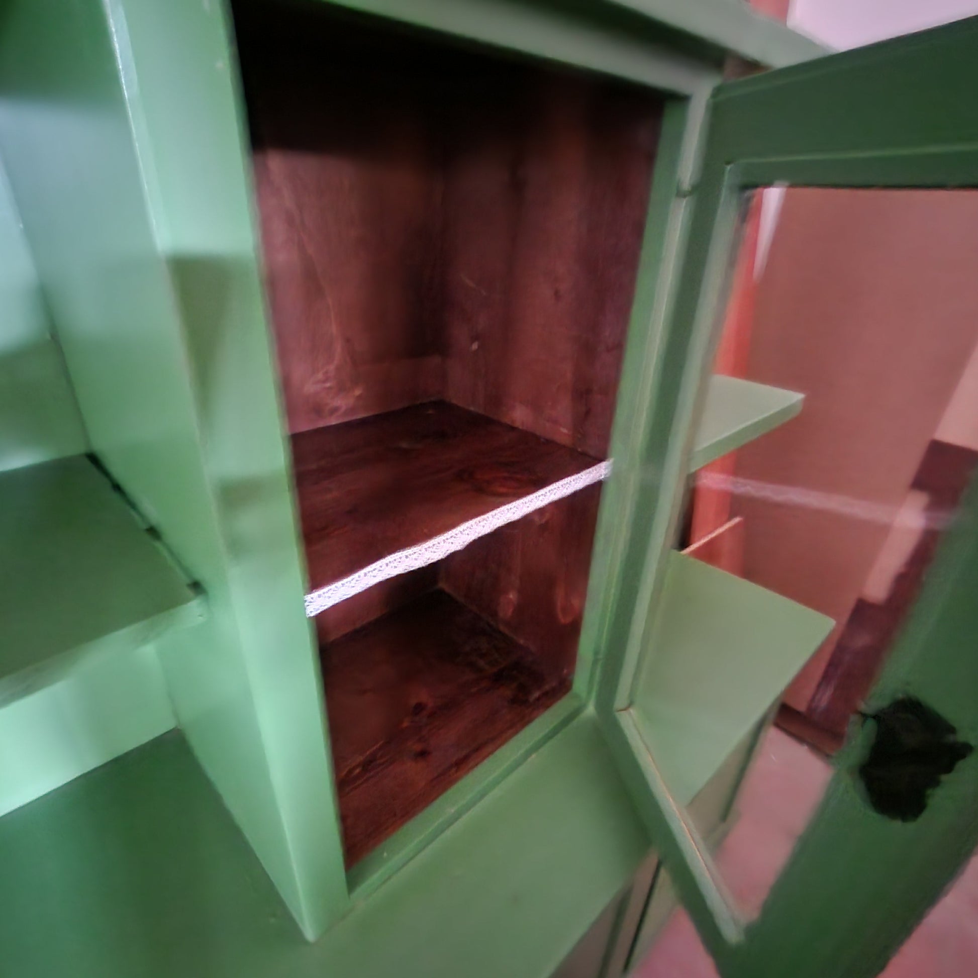 Vetrina verde in legno con ante vetro e ripiani – L280xP52xH216 Mercatino Usato Crotone