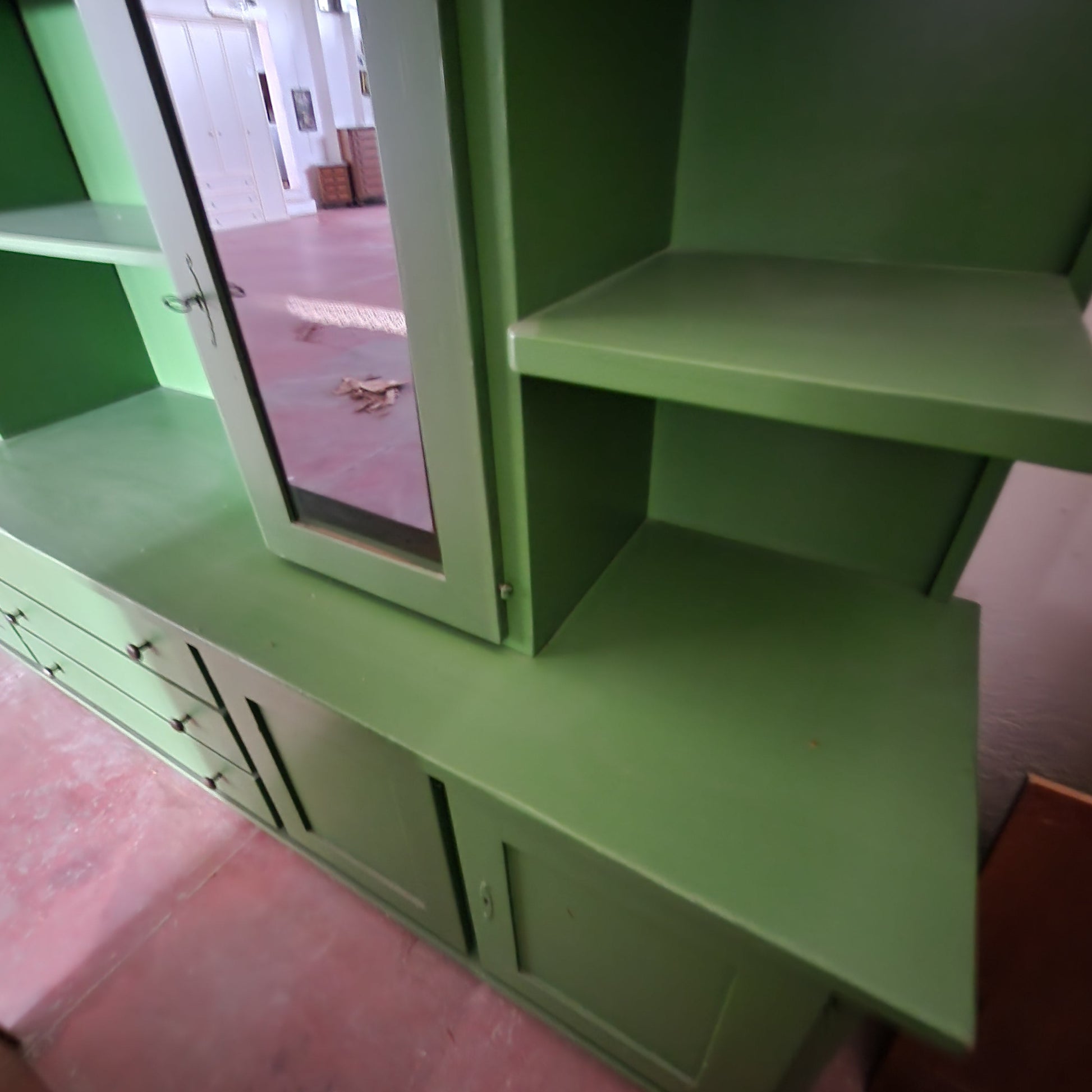 Vetrina verde in legno con ante vetro e ripiani – L280xP52xH216 Mercatino Usato Crotone
