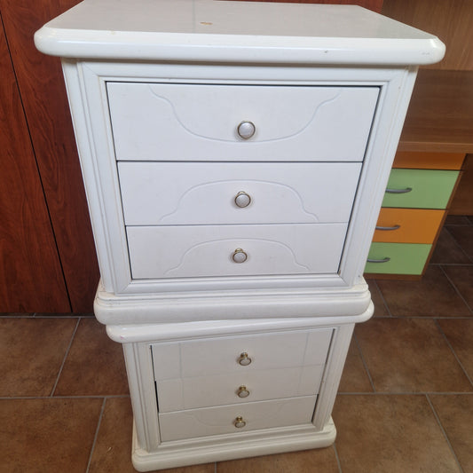 Coppia comodini bianchi 58x40x47 cm con 3 cassetti – 40€ la coppia Mercatino Usato Crotone