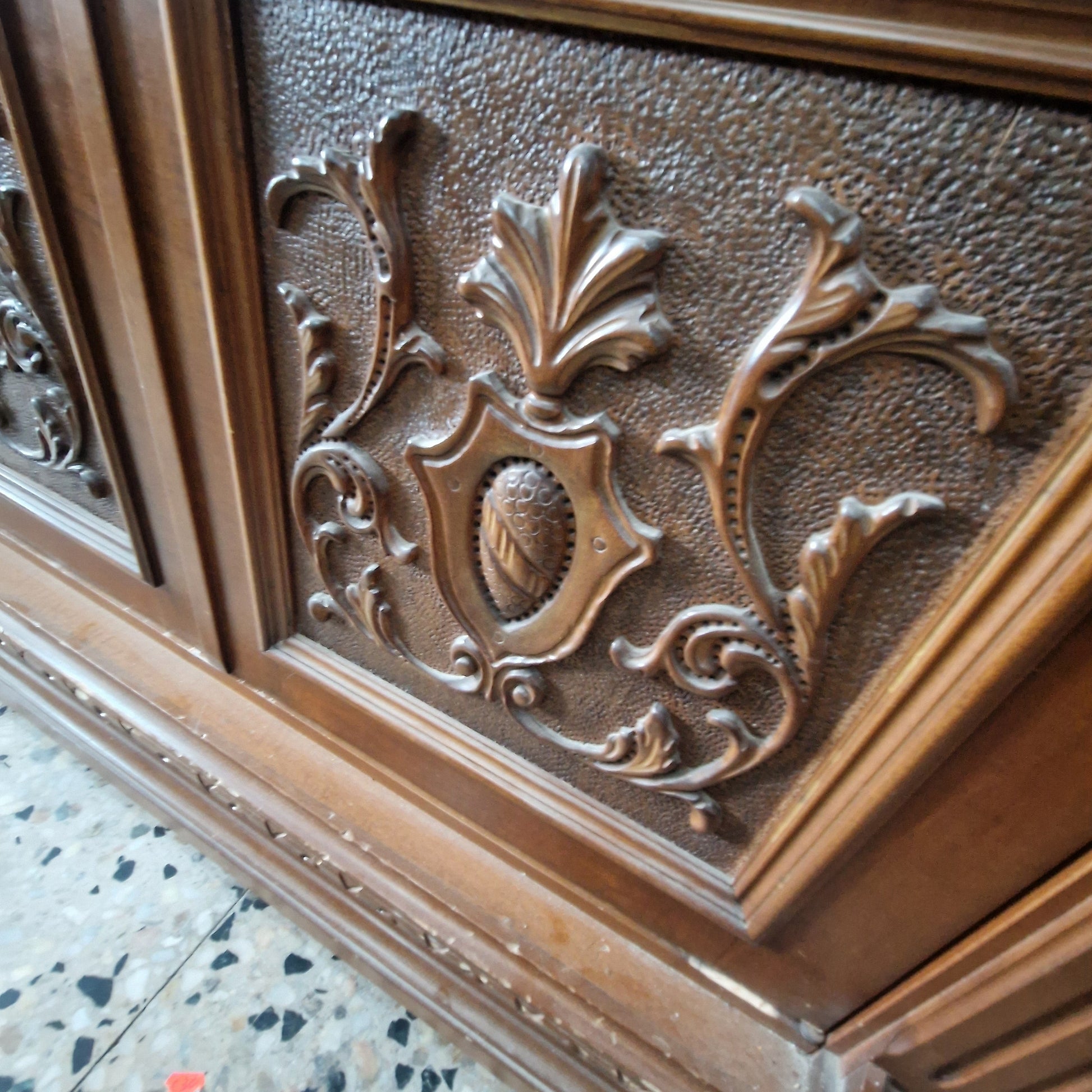 Vetrina antica intagliata 2 ante vetro e ferro battuto 128x54xH189 cm Mercatino Usato Crotone