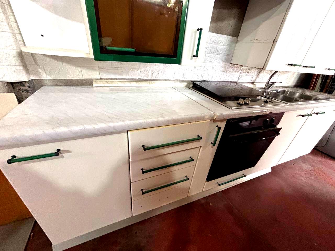Cucina Completa con Forno e Piano Cottura – Ottimo Affare!