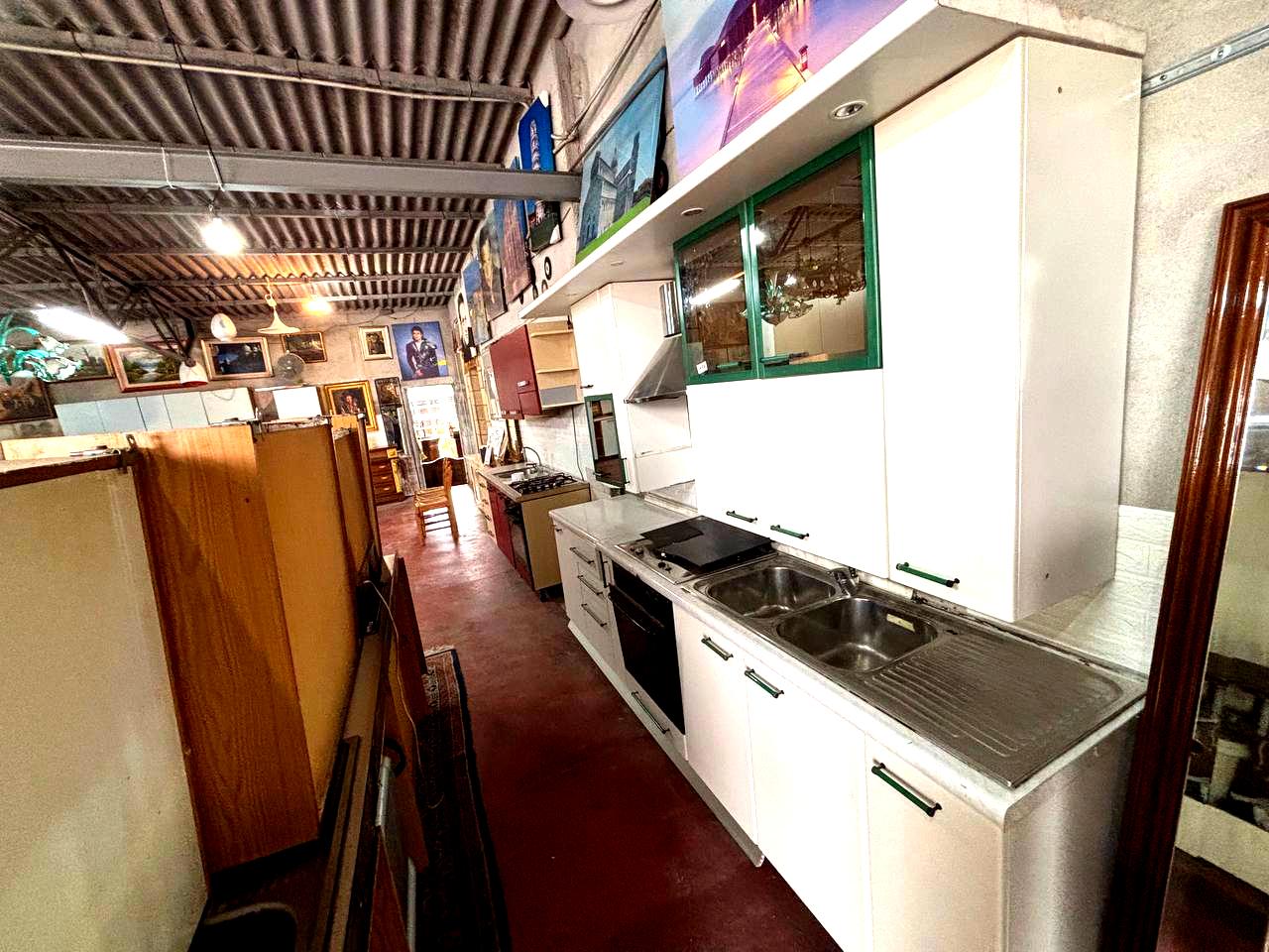 Cucina Completa con Forno e Piano Cottura – Ottimo Affare!