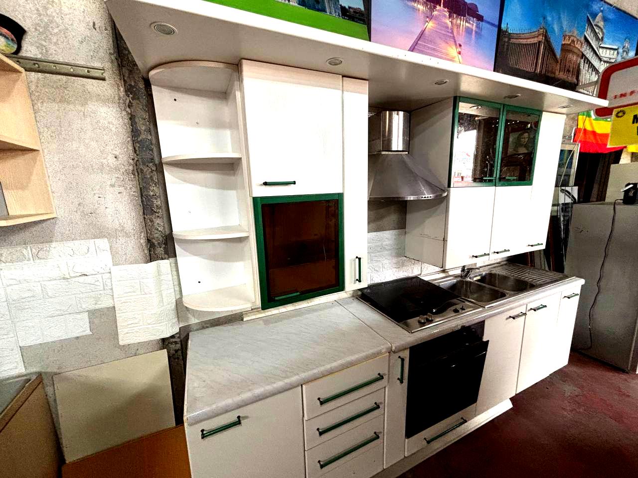 Cucina Completa con Forno e Piano Cottura – Ottimo Affare!