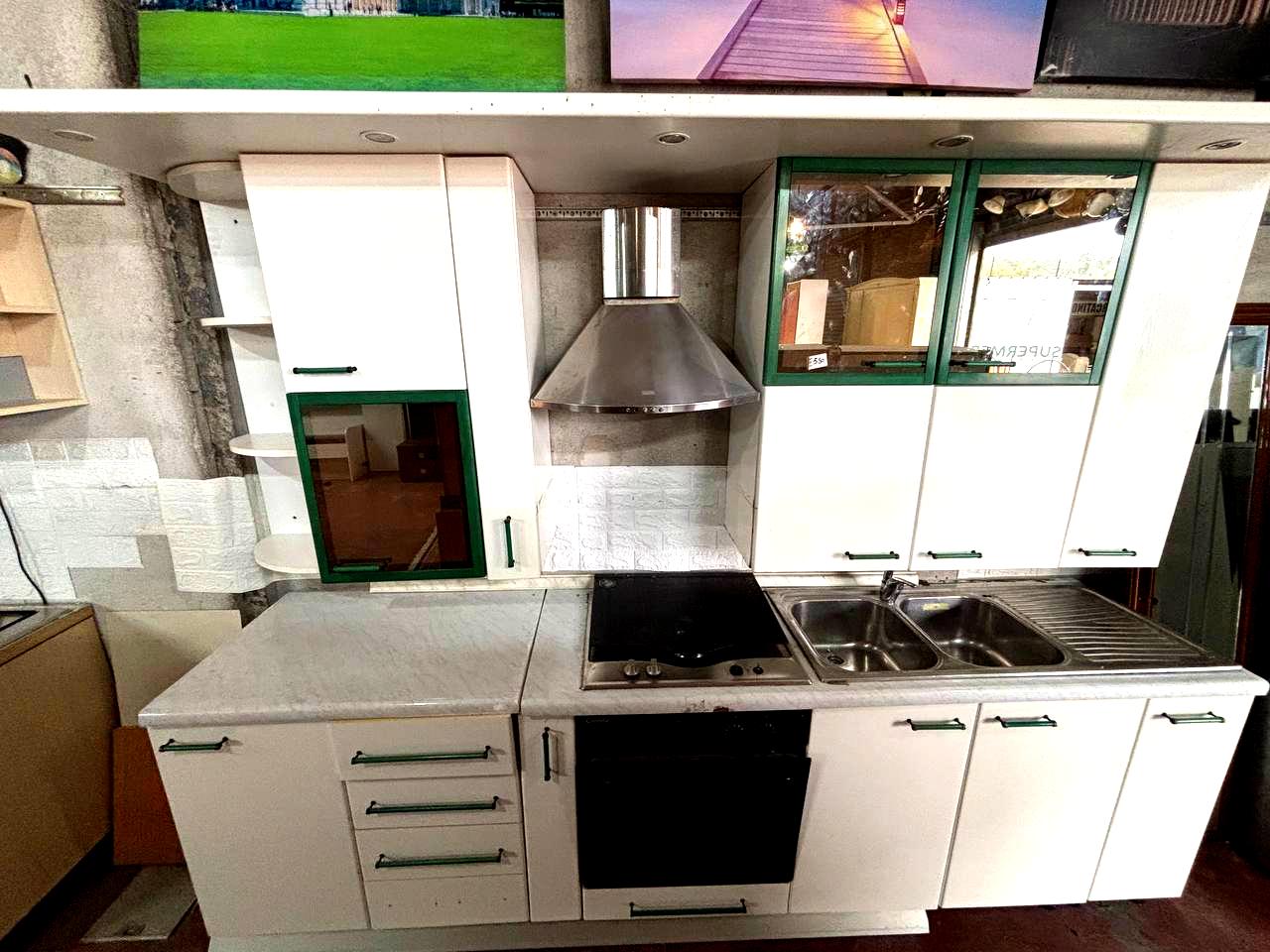 Cucina Completa con Forno e Piano Cottura – Ottimo Affare!