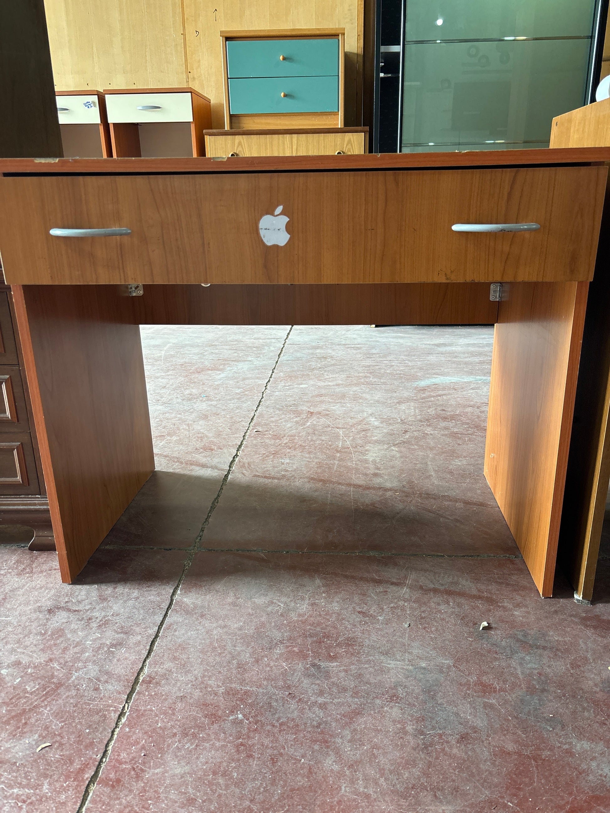 Scrivania con cassetto centrale in legno – L90×A75×P55 cm Mercatino Usato Crotone